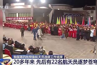 利雅得U13夺冠庆祝仪式，迷你罗领衔出场但没和老爸C罗握手？